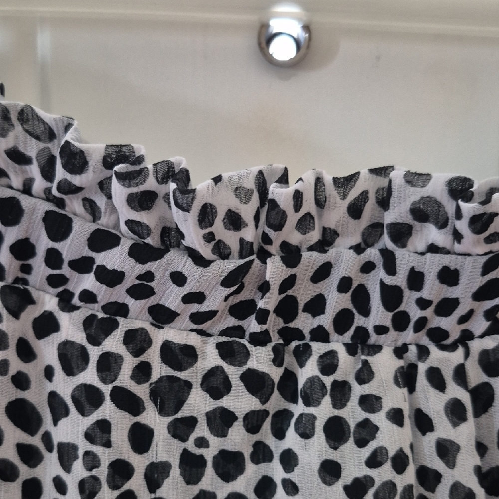 Elegant Black and White Women's Mini Skirt. - Picture 4 of 5